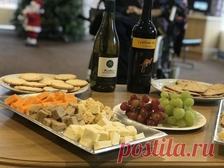 Сервировка новогоднего стола: скатерть, посуда, декор