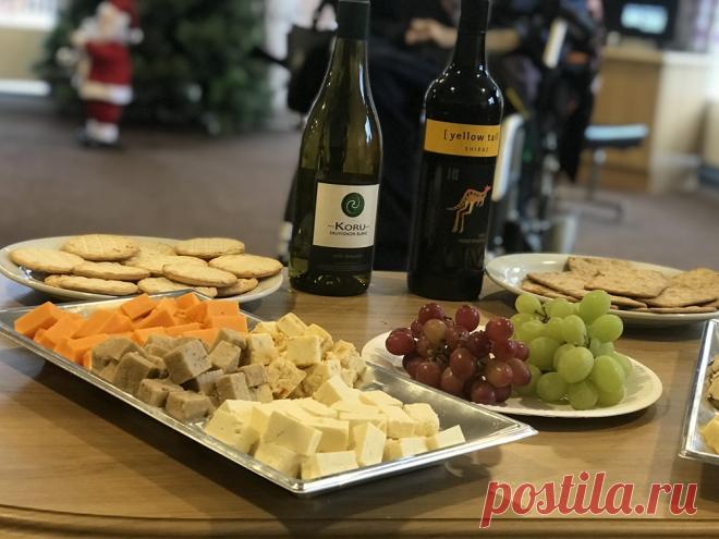 Сервировка новогоднего стола: скатерть, посуда, декор