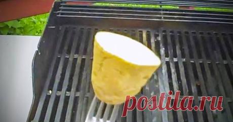 Creative Ideas - How To Make A Non-Stick Surface On Your BBQ Grill Using A Potato - i Creative Ideas Summer is coming! That means another BBQ season has officially started. It’s a great time to gather with friends and family in your backyard, enjoy a piece of grilled meat, grab a glass of beer and relax in the cool summer night. While it’s great to grill delicious food on the bbq …