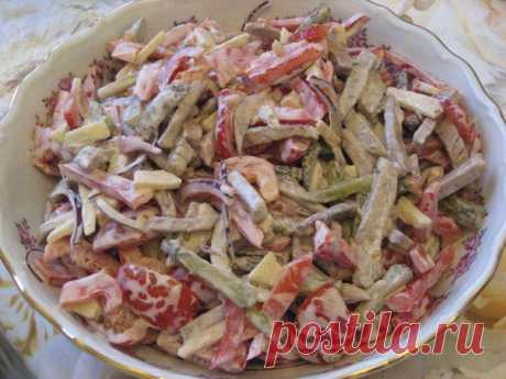 Салат с говядиной и овощами:
- говядина
- красный сладкий перец
- маринованные огурчики
- красный лук
- помидоры
- яблоко (не обязательно)