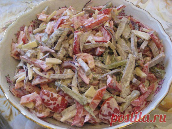 Салат с говядиной и овощами:
- говядина
- красный сладкий перец
- маринованные огурчики
- красный лук
- помидоры
- яблоко (не обязательно)
