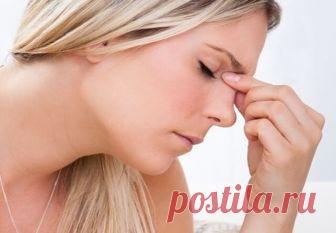 Гайморит. Симптомы, лечение гайморита в домашних условиях — Бабушкины секреты Гайморит представляет собой воспалительный процесс, развивающийся в верхнечелюстных придаточных пазухах носа, и часто становится осложнением насморка, гриппа, скарлатины, кори и других инфекционных заболеваний. Острый гайморит сопровождается образованием гноя в носовых пазухах и протекает с высокой температурой и ярко выраженной болезненностью.