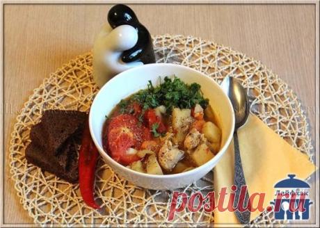 Овощное рагу с курицей
Ингредиенты:
Куриное филе или куриная грудка - 600 гр
Картофель - 400 гр
Лук репчатый - 100 гр (3 небольшие луковицы)
Перец болгарский - 3 шт
Морковь - 100 гр (3 шт небольших размеров)
Помидоры - 600 гр
Чеснок - 2 зубчика
Лавровый лист - 2 шт
Масло растительное - 3 столовые ложки
Соль - по вкусу
Перец черный молотый - по вкусу
Готовим:
Овощное рагу - одно из самых любимых