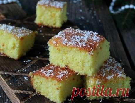 МАННИК - ЭТО НЕЧТО-ОЧЕНЬ ВКУСНОЕ-НЕЖНОЕ! ГОТОВЛЮ ЧАСТО, ТАК КАК МИНИМУМ ПРОДУКТОВ, НУ И ОЧЕНЬ ВКУСНО!
Ингредиенты: .
● 1 ст. кефира
● 1 ст. манки
● 1 ст. муки
● 1 ст. молока
● 1 ст. сахара
● 1 крупное яйцо
● 1 ч.л. соды
● 1 пакетик ванилина .
Приготовление: .
1. Разбиваем яйцо в миску. Добавляем в миску кефир и взбиваем венчиком. Добавим 1 ч.л. соды. Гасить ее уксусом не обязательно, поскольку кефир — продукт кисломолочный. Отправляем в миску манку, сахар и ванилин, продолжаем мешать, пока не и