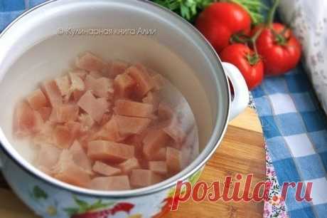 Гречневый суп с грибами и картофельными клёцками

Еще один вкусный супчик с грибами, а клецки получились очень нежными... и все вместе просто супер!

Понадобится:

куриная грудка
2,5-3 литра воды
250 гр. шампиньонов
1\2 стакана гречки 1 луковица
1 небольшая морковь
лук порей
1 лавровый лист
зелень петрушки по вкусу
соль по вкусу

Для клёцек:
2-3 картофеля небольших
1 яйцо
3-4 ст. ложки муки
щепотка соли

Приготовление:

Куриную грудку порезать на кусочки, залить водой, пос...