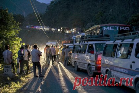 Два мощных землетрясения произошли в Непале. В Непале сейсмологи зарегистрировали землетрясения магнитудой 6,3 и 5,3. Из-за последствий оползня заблокирована важнейшая автомагистраль. Один непалец получил ранения. Землетрясений не выдержали здания в городе Джанакпур. Подземные толчки также были зафиксированы в столице Индии Нью-Дели.