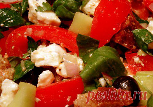 Французский салат с овощами и брынзой «Панзанелла» / Простые рецепты