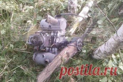 Опубликованы фото упавшего в Калужской области беспилотника. Издание Baza опубликовало фотографии беспилотника, упавшего утром в воскресенье, 11 июня, в лесном массиве Медынского района Калужской области. Житель деревни Каляево рассказал, что слышал громкий звук как при движении мопеда, а спустя несколько секунд — взрыв. По предварительной информации, никто не пострадал.