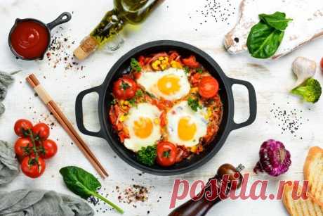 20 вкуснейших рецептов яичницы с помидорами Любимую домашнюю яичницу на завтрак можно сделать куда вкуснее и разнообразнее, если просто добавить к ней побольше других ингредиентов. Например, в этой подборке рецептов мы собрали 20 способов приготовить яичницу с помидорами!
