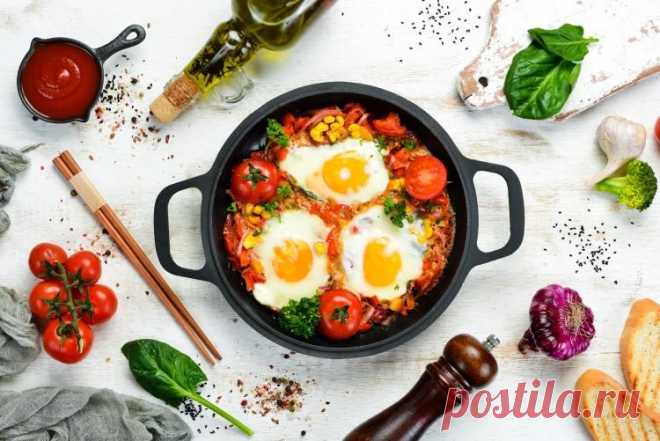 20 вкуснейших рецептов яичницы с помидорами Любимую домашнюю яичницу на завтрак можно сделать куда вкуснее и разнообразнее, если просто добавить к ней побольше других ингредиентов. Например, в этой подборке рецептов мы собрали 20 способов приготовить яичницу с помидорами!