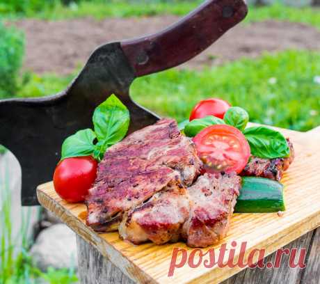 Свиная шея в луковом маринаде на гриле Ингредиенты на 4 порции:&nbsp;свиная шея 800 грамм&nbsp;лук 600 грамм Маринадвода 1 литр&nbsp;соль 30 грамм сахар 40 грамм уксус 9% 40 мл.Приготовление:&nbsp;1. Шею нарезаем на стейки толщиной 2,5-3 см. Лук нарезаем кольцами или полукольцами.&nbsp;2. В воде растворяем соль и сахар,...