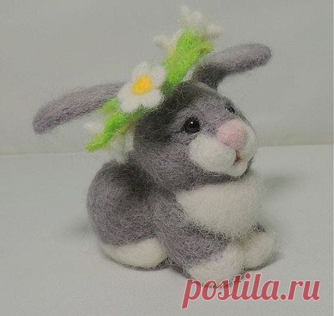 Пасхальный зайка с веночком 6*5.5 см,цв.серо-белый