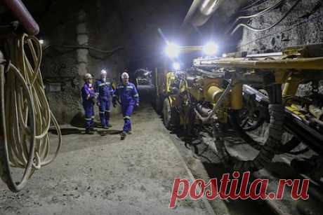 Горняков из обесточенной шахты в Донецке вывели на поверхность. Горняки из шахты имени Засядько в Донецке, которая была обесточена в результате боевых действий, выведены на поверхность. Об этом сообщило Министерство угля и энергетики Донецкой народной республики. Работы были завершены в 20:30 по местному времени. В результате происшествия никто не пострадал.