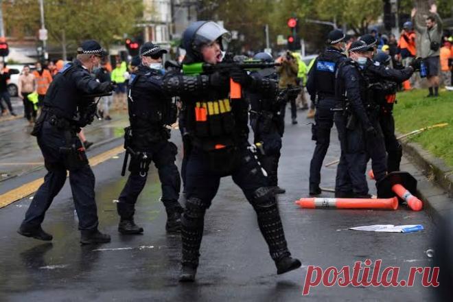 В Австралии вспыхнули жёстокие протесты после того, как власти ввели обязательную вакцинацию строителей