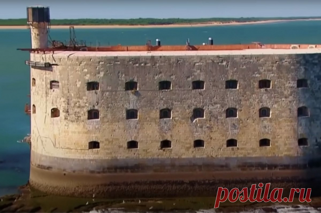 Легендарный форт Боярд разрушается и уходит под воду. На реставрацию форта требуется около 44 млн евро.