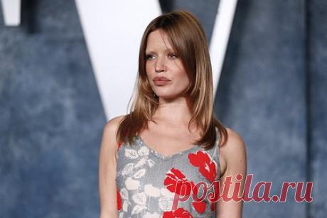 Дочь Мика Джаггера обнажила грудь на фото для журнала. Англо-американская модель Джорджия Мэй Джаггер обнажила грудь на фото для журнала CR Fashion Book. На одном из кадров 32-летняя дочь рок-музыканта Мика Джаггера позировала в распахнутом сером пиджаке на голое тело. Она уложила волосы в гладкий пучок и накрасила губы красной помадой.