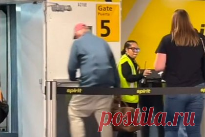 Мужчина нашел способ бесплатно взять большой рюкзак в самолет и попал на видео. Пассажир самолета втайне от сотрудников аэропорта у выхода на посадку пронес в самолет большой рюкзак. На кадрах видно, как стоящий у выхода на посадку мужчина в сером джемпере, который он натянул поверх надетого на плечи большого рюкзака, предъявляет посадочный талон для проверки.