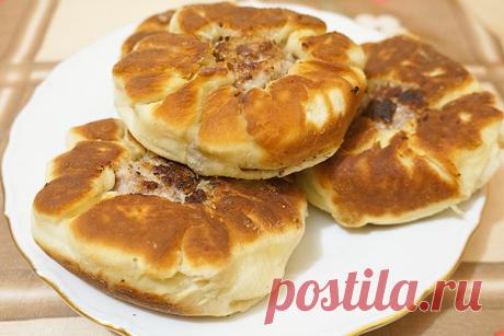 Беляши с мясом из дрожжевого теста. От такого пирожка с мясом, приготовленного в домашних условиях вряд ли кто откажется. Пошаговое приготовление https://gotovimbluda.ru/belyashi-s-myasom/