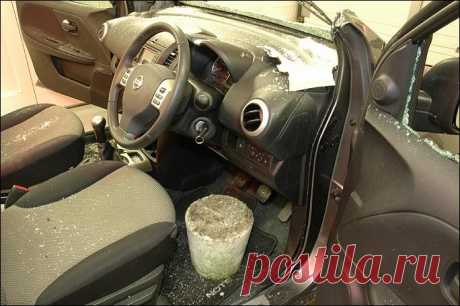 Развлечения английских отморозков (3 фото) | Чёрт побери В прошедший четверг вот этот бетонный цилиндр размером с ведро был сброшен с моста, проходящего над одной из автострад Великобритании.И попал в проезжавший внизу Ниссан. Пассажир сильно пострадал, но остался жив.За 40 минут до этого такая же бетонная глыба была сброшена с другого моста и тоже попала в автомобиль. Там все остались целы.