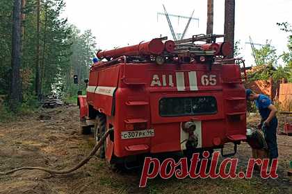 Десятки россиян эвакуировали из-за природного пожара на Урале. В Свердловской области местные власти эвакуировали 30 человек из-за природного пожара. К месту направлены два пожарных поезда со станции «Екатеринбург-Сортировочный» и поселка Кузино. Администрация муниципалитета подготовила пункт временного размещения для эвакуированных. Площадь пожара составляет 50 гектаров.