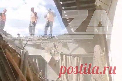 В центре Москвы крыша обрушилась на находящихся в квартире котов. В Москве во время ремонта дома на улице Маросейка обвалилась балка, которая держала потолок одной из квартир. Из-за этого крыша провалилась прямо в помещение. В результате произошедшего никто не пострадал. В квартире находились люди, они успели выбежать. Под завалами оказались коты, которых позже спасли.