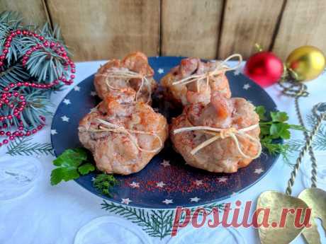 Предлагаем вам рецепт мясных мешочков Деда Мороза. Это блюдо может стать горячей или холодной закуской. Основа мешочков отбитые кусочки мяса.