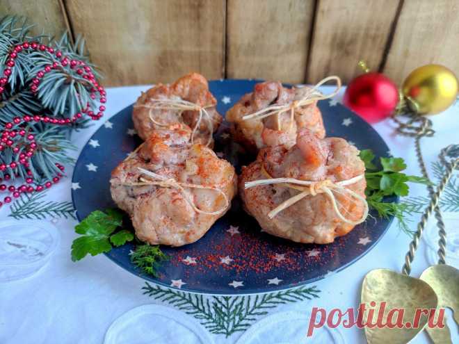 Предлагаем вам рецепт мясных мешочков Деда Мороза. Это блюдо может стать горячей или холодной закуской. Основа мешочков отбитые кусочки мяса.