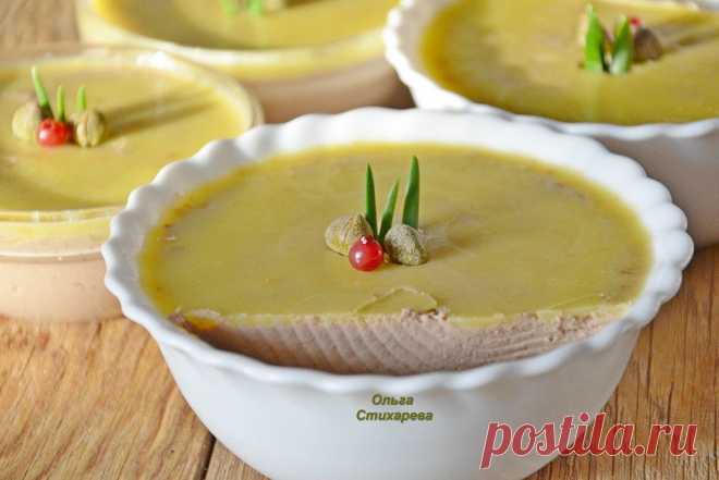 ПАШТЕТ из КУРИНОЙ ПЕЧЕНИ !!! **Лук 2шт -п/кольца обжарим на олив/масле 20г и слив/масло 75г.  Добавим очищ/кур/печень 500г, увеличив огонь. Обжарим, помешивая 5мин, до румяности. Ввести коньяк или ром 50мл, до испарения. Влить сливки 200мл, тушим 1-2мин, соль, перец. *Охладим, взбить в блендере. Паштет по формам, залить раст/слив/маслом 50г, и в холод. *Выход: 800г. Бесподобно вкусно !!!