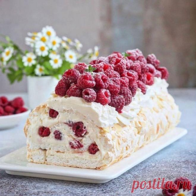 Меренговый рулет с малиной

рубрика - t.me/Cakedeco
автор - @lianaaa_chka

Яичные белки 160г
Сахар мелкий 200г
Сок лимона 1 ст.л
Крахмал кукурузный 10г
Миндальные лепестки 30г
Малина

Крем

Крем чиз 350г
Сливки 150 мл 33%
Сахарная пудра 50

Взбить белки с щепоткой соли на низких оборотах .
Как только начинает образоваться пенка, влить сок лимона и чуть прибавить мощность. Взбить ещё 2-3минуты (зависит от мощности миксера). Когда пенка становится густой и мелко пузырчатой, ...