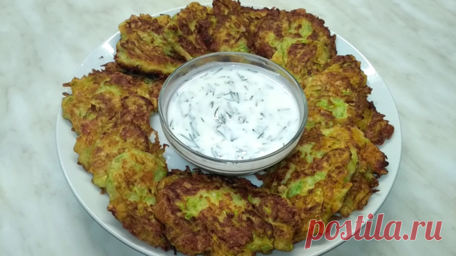 Сырные кабачковые оладьи с чесночным соусом