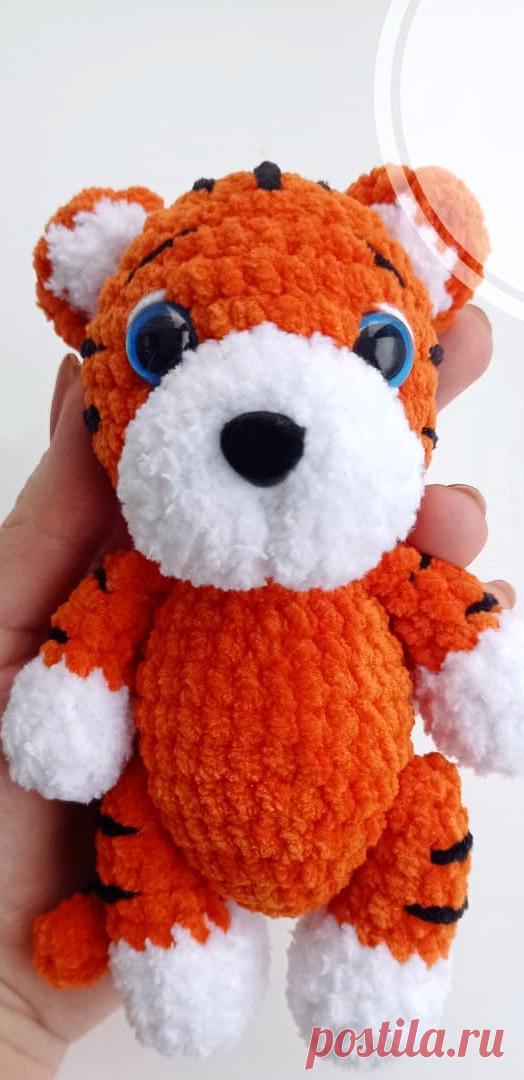 PDF Тигрёнок крючком. FREE crochet pattern; Аmigurumi animal patterns. Амигуруми схемы и описания на русском. Вязаные игрушки и поделки своими руками #amimore - тигр из плюшевой пряжи, плюшевый тигрёнок, котик, кот, кошечка, кошка, котенок.