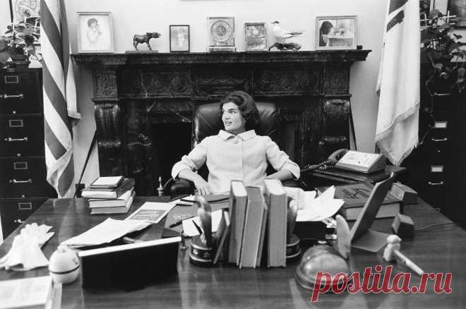 jackie-sits-at-jfks-senate-desk-1500px.jpg (1424×944)