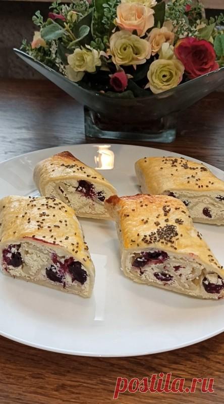 Рулет из лаваша с творогом и ягодами    Всем привет! Если у вас есть лаваш и вы любите творожную выпечку, попробуйте приготовить рулет из лаваша с творогом и ягодами в духовке. Выпечка очень легкая в приготовлении, но такая вкусная, что придется по вкусу любителям творожных десертов. Ягоды можно использовать любые,...