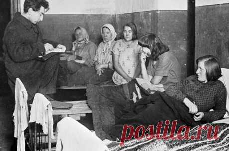 Перепись населения 1937 года: за что Сталин казнил её организаторов Сбор данных проводился в Советском союзе не единожды. Однако только перепись 1937 года имела столь страшные последствия. Многие из ее организаторов оказались в лагерях, а некоторые, в том числе и начальник статистического управления Иван Краваль, были расстреляны.