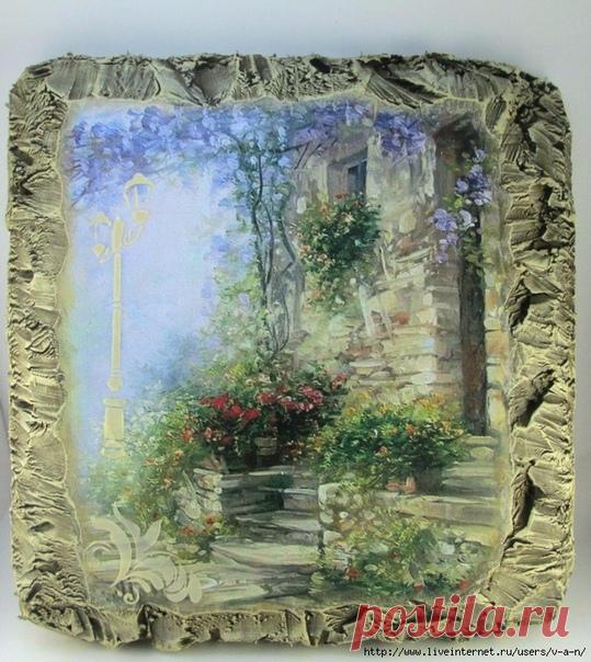 Пеноплекс — достаточно податливый и недорогой материал для создания поделок. Он продается в обычном строительном магазине. 
Из пеноплекса легко выходят фактуры: деревянная вывеска, каменная стена, кора дерева и т.д.Образцы работ из пеноплекса, взятые из интернета.