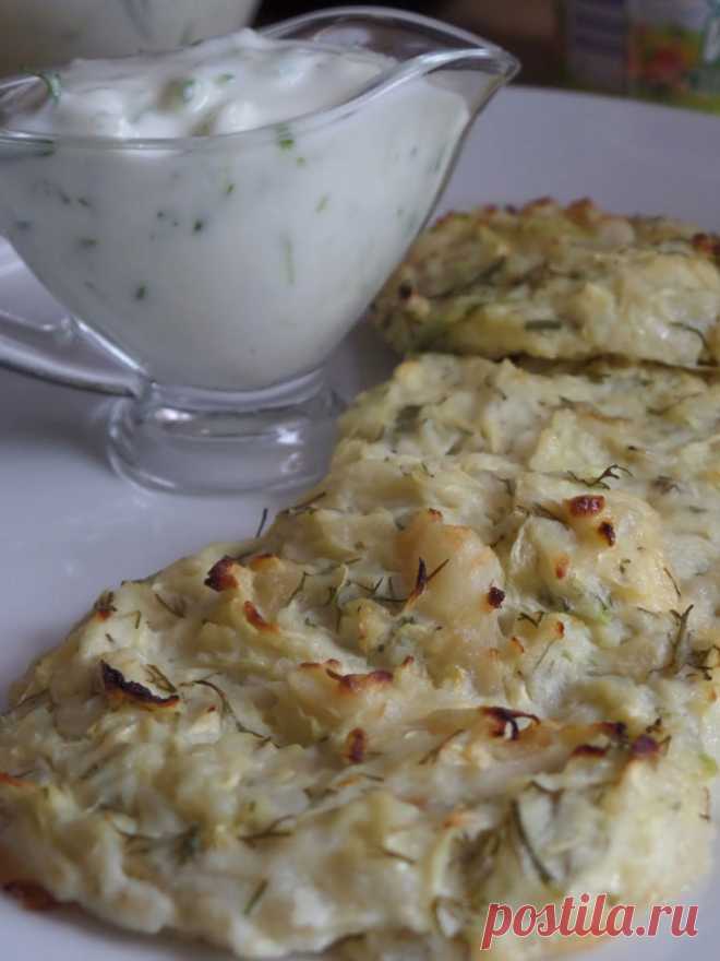 Оладьи из кабачков и картофеля

=Кабачки (или их нежная серединка) – 600 г
Картофель – 150 г (это один крупный корнеплод)
Мука – 2 ст. ложки
Сыр (мягкая брынза) – 100 г
Яйца – 2 шт
Лук репчатый – 1 шт
Зелень (укроп, петрушка) – 5-6 стеблей
Соль по вкусу.

=Для соуса:
Нежирный йогурт (или сметана) 200 г
Чеснок – 2-3 зубчика
Зелень (укроп, петрушка) – 3-4 стебля
Огурец – один маленький, или половина среднего
