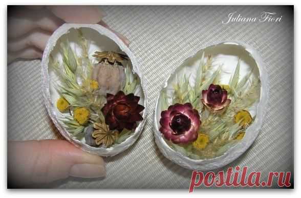 Пасхальная композиция из яичной скорлупы, кружев и сухоцветов.