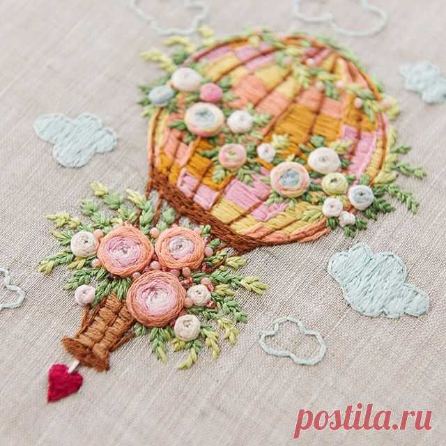 Ну и последняя, крупно вышивка на обложке альбома, который я показывала вчера. Когда я вышивала эту и предыдущую вышивку с растениями в овале (➡️#golandart_embroidery), я каждый раз спрашивала своего младшего сыночка, что мне вышить специально для него особенного внутри них? Я ожидала что-то вроде 