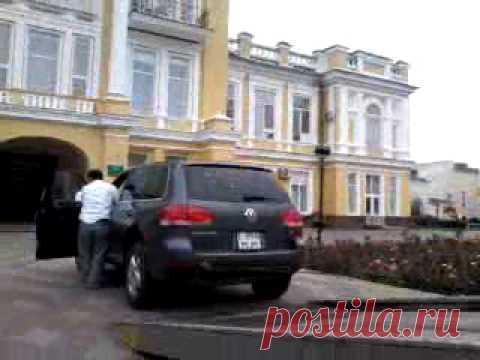 Житель Уральска перекрыл вход в акимат автомобилем с надписью "Нет бензина" (фото, видео)