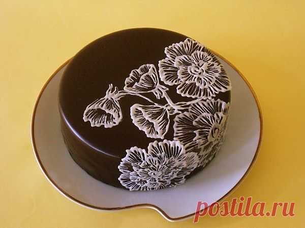 Как украсить торт при помощи растопленного шоколада..