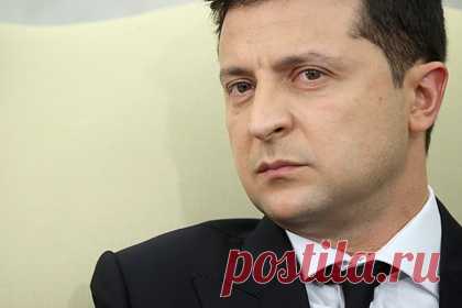Зеленский рассказал о своем сходстве со Стивом Джобсом. Президент Украины Владимир Зеленский рассказал о сходстве своего пути в политику с предпринимательской карьерой основателя Apple Стива Джобса. По его словам, компания Apple начинала свой путь в гараже с безумных, сумасшедших, на первый взгляд, идей. Зеленский отметил, что Украина «имеет похожую ситуацию».