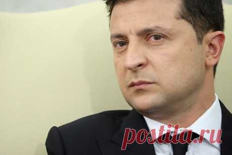Зеленский рассказал о своем сходстве со Стивом Джобсом. Президент Украины Владимир Зеленский рассказал о сходстве своего пути в политику с предпринимательской карьерой основателя Apple Стива Джобса. По его словам, компания Apple начинала свой путь в гараже с безумных, сумасшедших, на первый взгляд, идей. Зеленский отметил, что Украина «имеет похожую ситуацию».