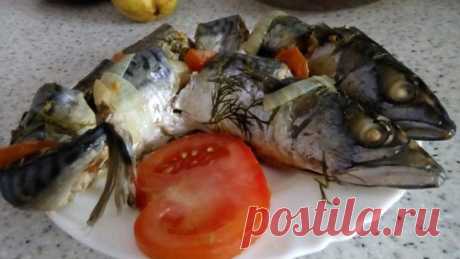 Запеченная скумбрия в мультиварке
#рецептыдлямультиварки #мультиварка #рецепт #кулинария #рецептывмультиварке 
Автор: Алина Филатова
 Состав:  2 скумбрии, 3 небольших томата, 2 луковицы, 1 лимон (сок лимона), укроп, 2 лавровых листа, 1 ч.л. - черного молотого переца, 2 ч.л. - соли, укроп.
 Время приготовления: скумбрию помыть, сделать надрезы как на порционные куски со стороны хребта, сбрызнуть соком лимона рыбу со всех сторон, посолить, поперчить. В разрезы вставить кольца лука, помидора, с