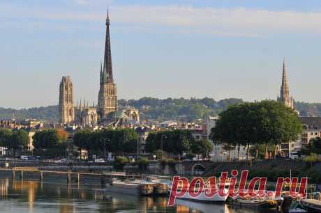 Лучшие города Франции

Город Руан (Rouen)
Руан – историческая столица Нормандии и самый готический город Франции, растянувшийся вдоль берегов Сены в 120 километрах от Парижа. Окутанный мрачноватым ореолом загадочности и легкой отрешенности, этот старинный порт ревностно оберегает свое великое прошлое, оставившее ему целую уйму архитектурных памятников и достопримечательностей. Причудливые соборы с инфернальными барельефами на фасадах, фахверковые домики, в которых живут и ...
