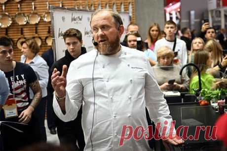Ивлев призвал россиян не смеяться над Высоцкой из-за ее кулинарного шоу. Известный российский шеф-повар и телеведущий Константин Ивлев высказался о кулинарной программе актрисы Юлии Высоцкой «Едим дома». В передаче комика Павла Воли «Шоу Воли» на телеканале ТНТ он призвал высмеивать не ведущую, а выпускающих редакторов проекта, который она ведет.