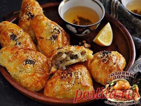 САМСА НА КЕФИРНОМ ТЕСТЕ С КУРИНЫМ МЯСОМ И КАРТОШКОЙ 
Для теста: 
2 яйца; 
1 стакан кефира (250 мл); 
1 чайная ложка соли; 
3 столовые ложки подсолнечного масла; 
щепотка соды; 
щепотка лимонной кислоты; 
3,5—4 стакана муки; 
яйцо для смазывания верха самсы. 
Для начинки: 
300 грамм куриного фарша; 
2 картофелины; 
3 луковицы; 
соль; 
чёрный перец; 
0,5 чайной ложки сухой приправы для птицы. 
В глубокую тарелку разбейте яйца и положите соль. Взбейте смесь вилкой. 
Добавьте ...