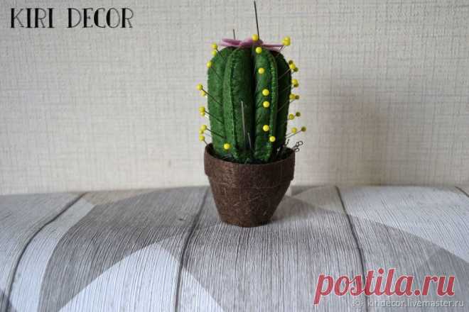 Шьем забавную игольницу в форме кактуса из фетра – Ярмарка Мастеров