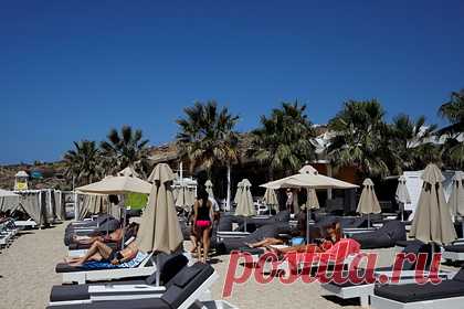 На курортах популярной пляжной страны отметили высший уровень опасности COVID-19. Острова Греции «окрасились» в темно-красный цвет на карте Европейского центра профилактики и контроля заболеваний COVID-19 из-за резкого роста числа заболевших в регионе. Высокий риск заражения коронавирусом отмечен на 13 островах популярной среди россиян пляжной страны. Среди них — Родос, Иос, Санторини и Миконос.