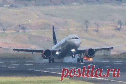 Самолет подпрыгнул при посадке, выпустил пламя из-под шасси и попал на видео. Самолет авиакомпании Scandinavian Airlines с пассажирами на борту подпрыгнул на взлетно-посадочной полосе, выпустил пламя из-под шасси и попал на видео. На кадрах видно, как лайнер, следовавший из Стокгольма в португальский Фуншал, попытался приземлиться, но отскочил от земли.