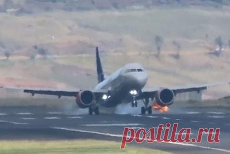 Самолет подпрыгнул при посадке, выпустил пламя из-под шасси и попал на видео. Самолет авиакомпании Scandinavian Airlines с пассажирами на борту подпрыгнул на взлетно-посадочной полосе, выпустил пламя из-под шасси и попал на видео. На кадрах видно, как лайнер, следовавший из Стокгольма в португальский Фуншал, попытался приземлиться, но отскочил от земли.